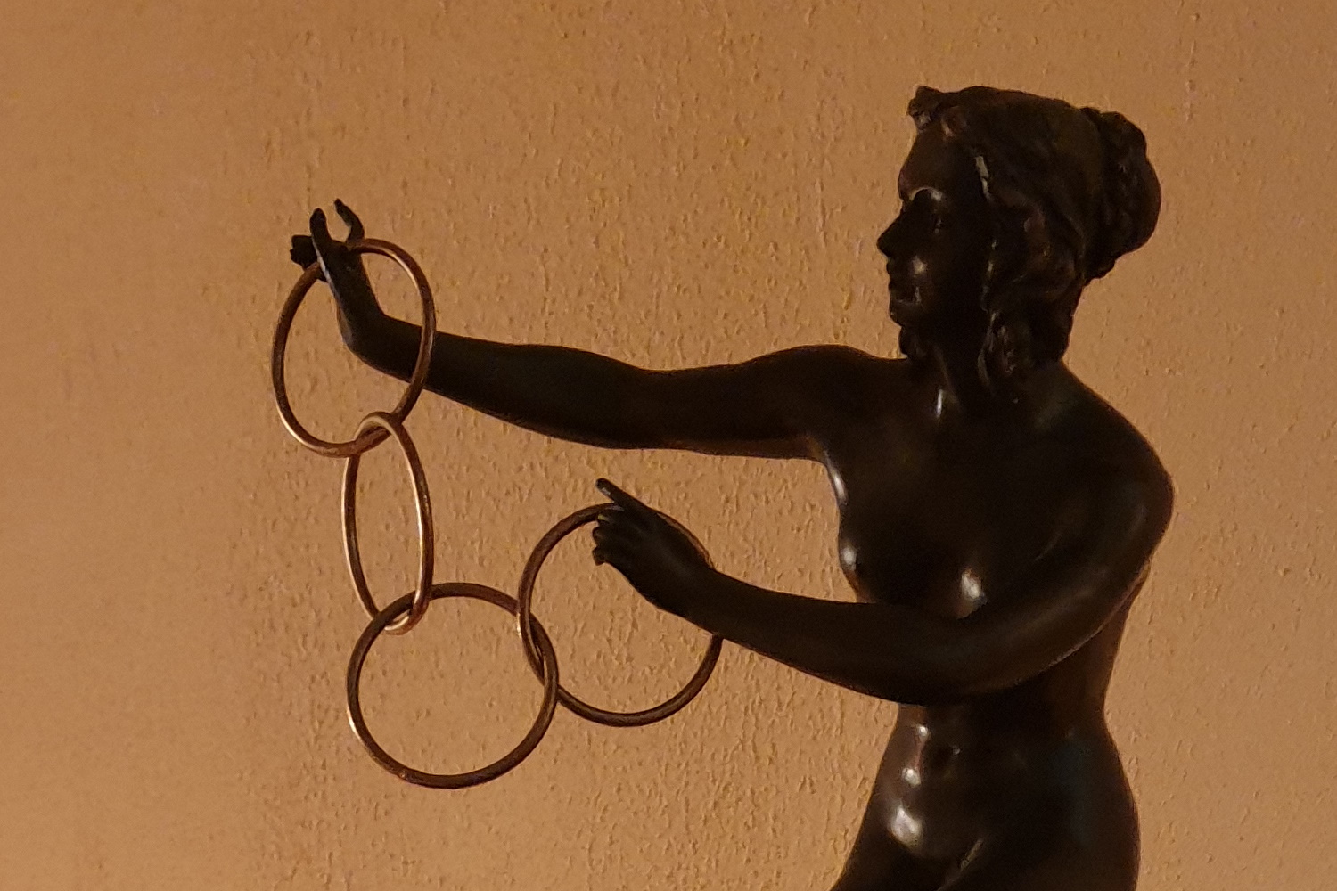 Bronzefigur einer Tänzerin mit Ringspiel