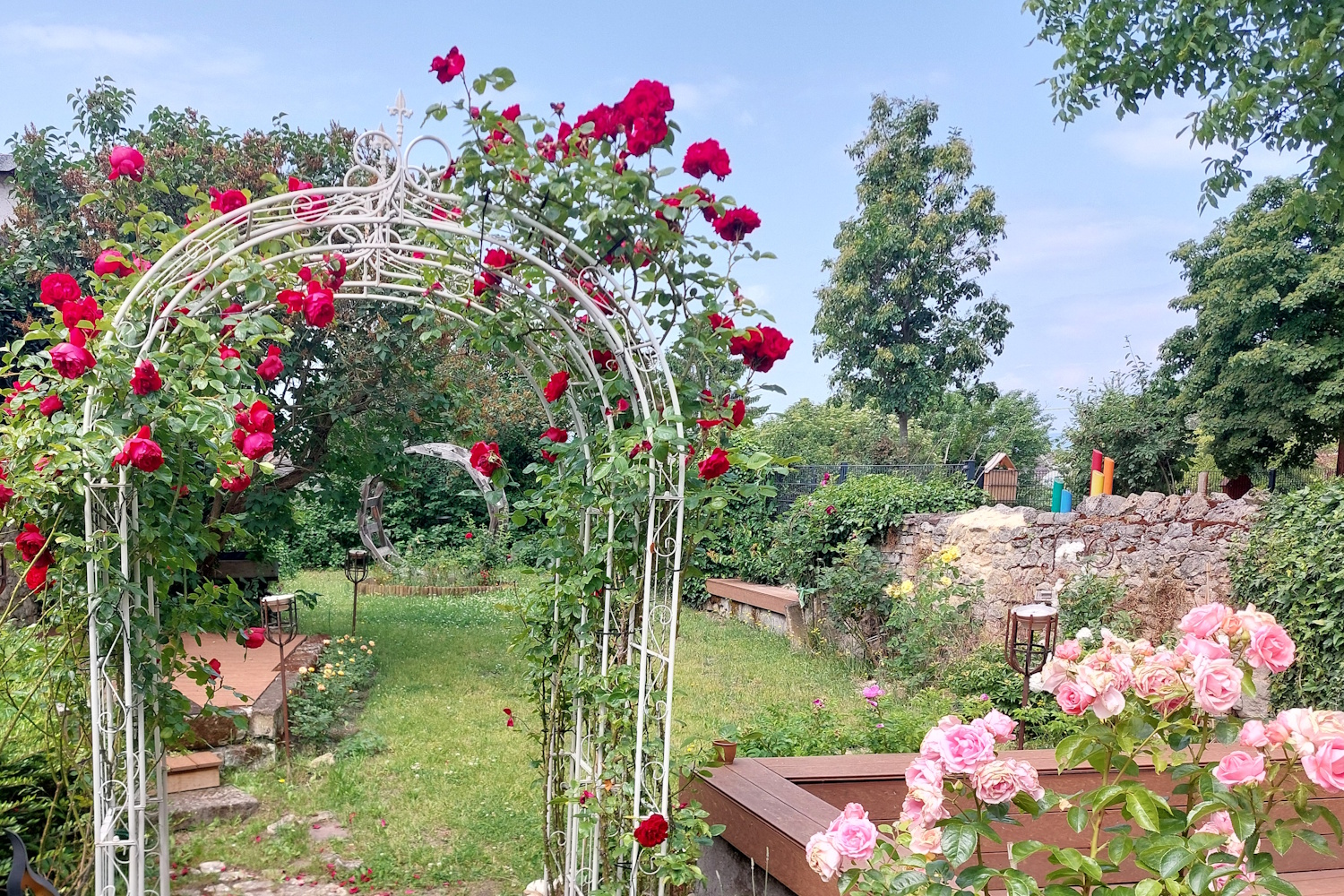 Rosengarten hinter dem Zaubertheater